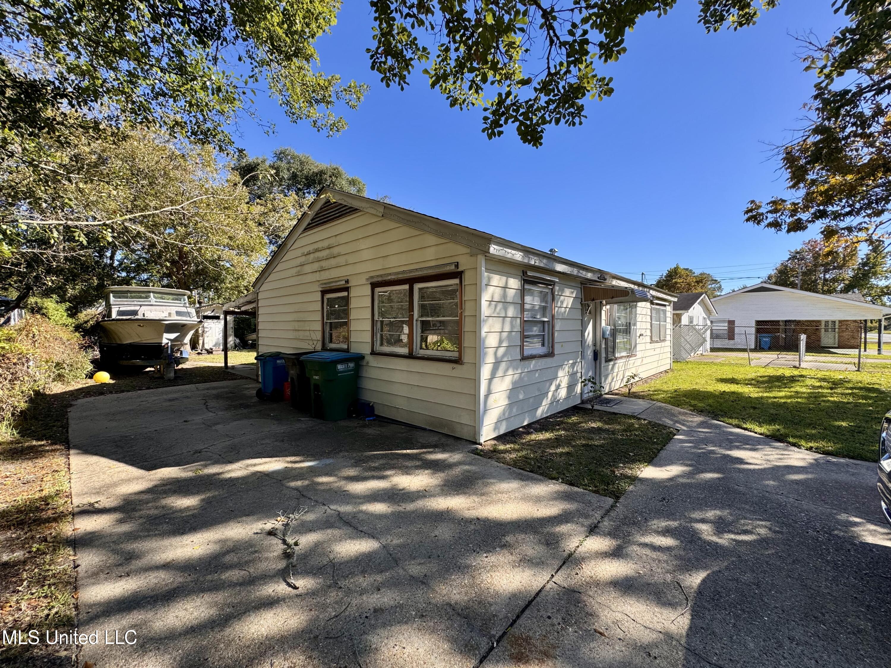 1202 13th Street Pascagoula, MS 39567 - Photo 4 of 23 IMG_8988