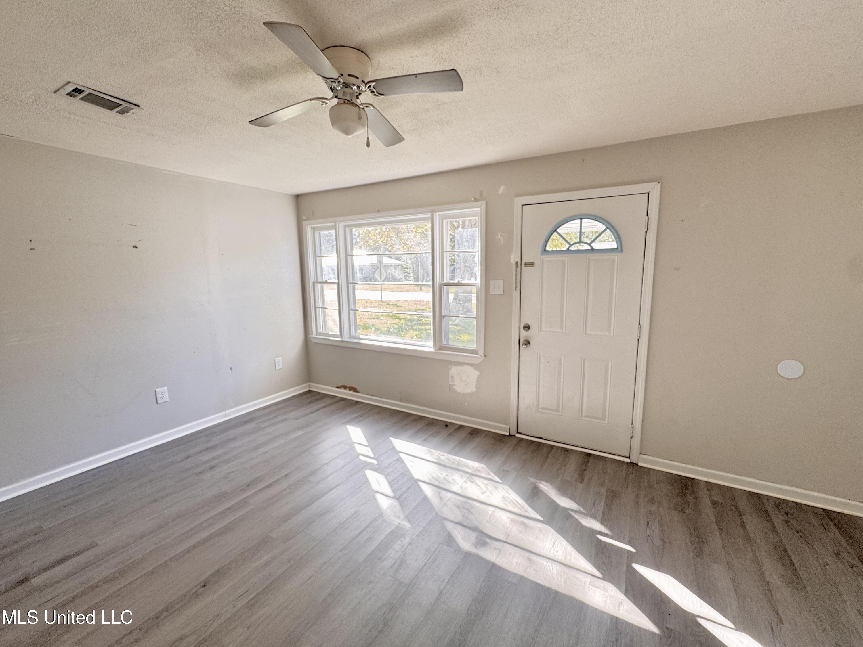 1202 13th Street Pascagoula, MS 39567 - Photo 5 of 23 IMG_8971