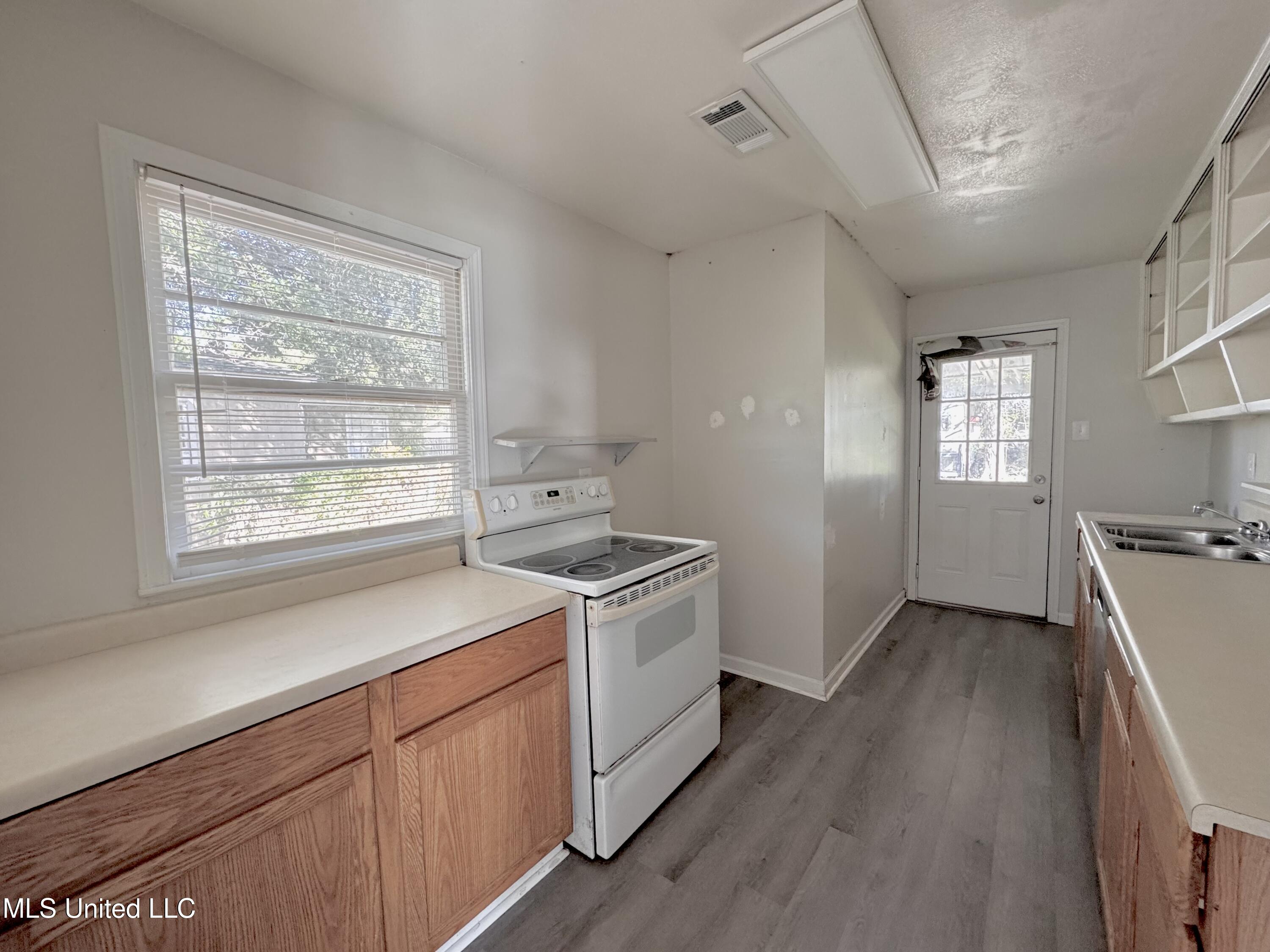 1202 13th Street Pascagoula, MS 39567 - Photo 9 of 23 IMG_8965