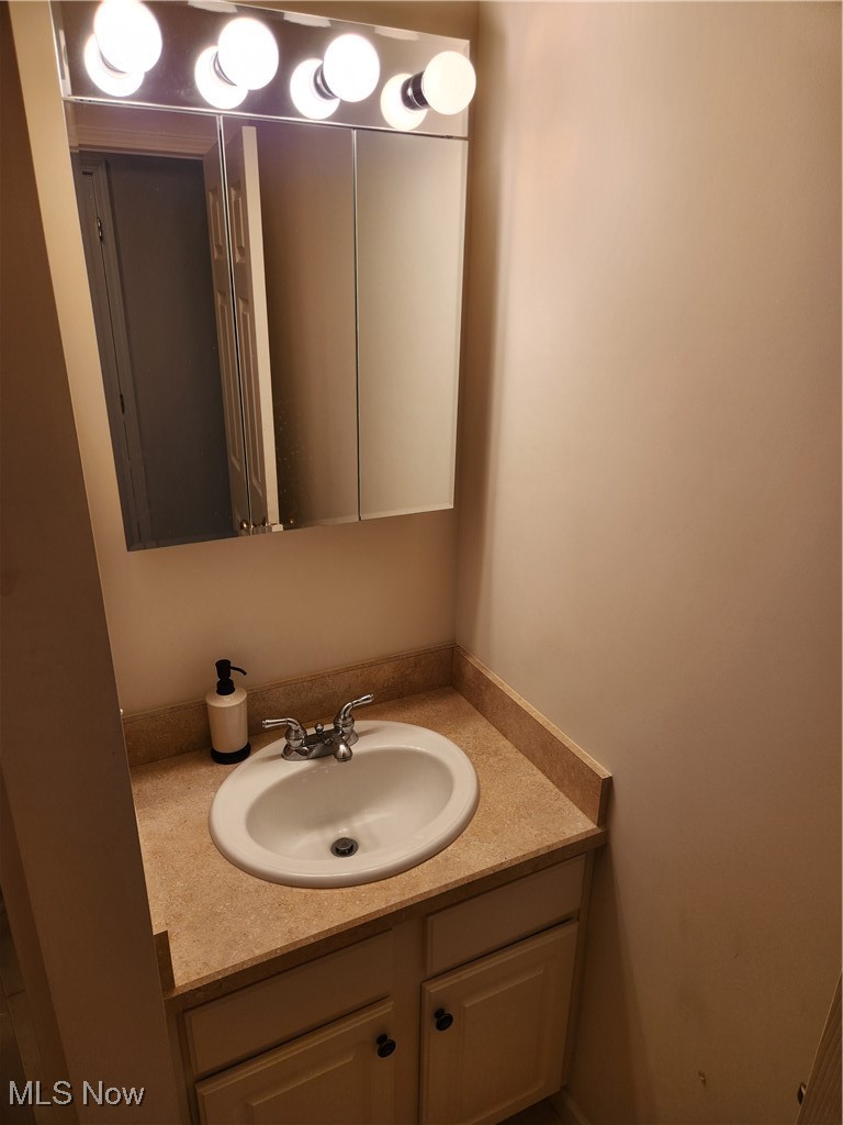 5645 Clingan Road, Unit 18A Struthers, OH 44471 - Photo 32 of 38 Back Bedroom's Full Bathroom showing vanity