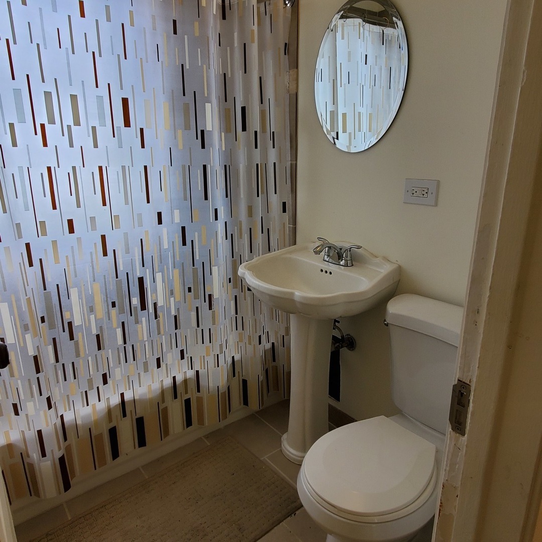 123 Northgate Road Riverside, IL 60546 - Photo 10 of 29 a bathroom with a toilet a sink and a mirror
