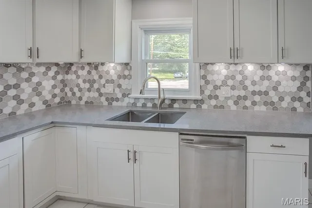 $184,900 | 2400 Alby Street, Alton, IL 62002