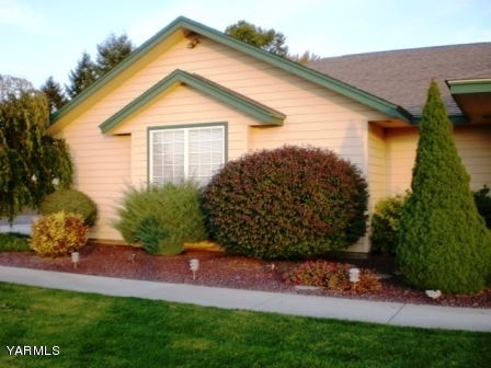 1600 Division Road Zillah, WA 98953 - Photo 3 of 4 a front view of a house with a yard