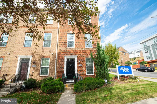 $3,200 | 950 Mississippi Avenue Southeast, Washington, DC 20032