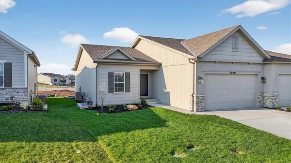 $532,438 | 25037 West 94th Terrace, Lenexa, KS 66227