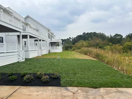 a view of a house with backyard and garden