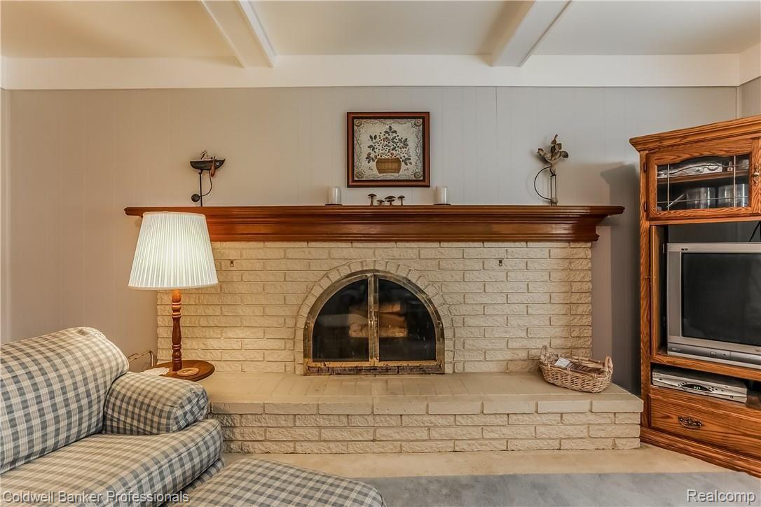 2784 Winter Park Road Rochester, MI 48309 - Photo 19 of 63 019-Natural_Fireplace-2888968-large.jpg