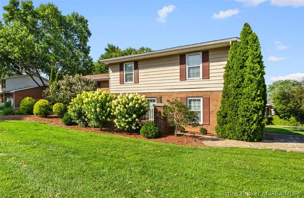 $330,000 | 917 Castlewood Drive, New Albany, IN 47150