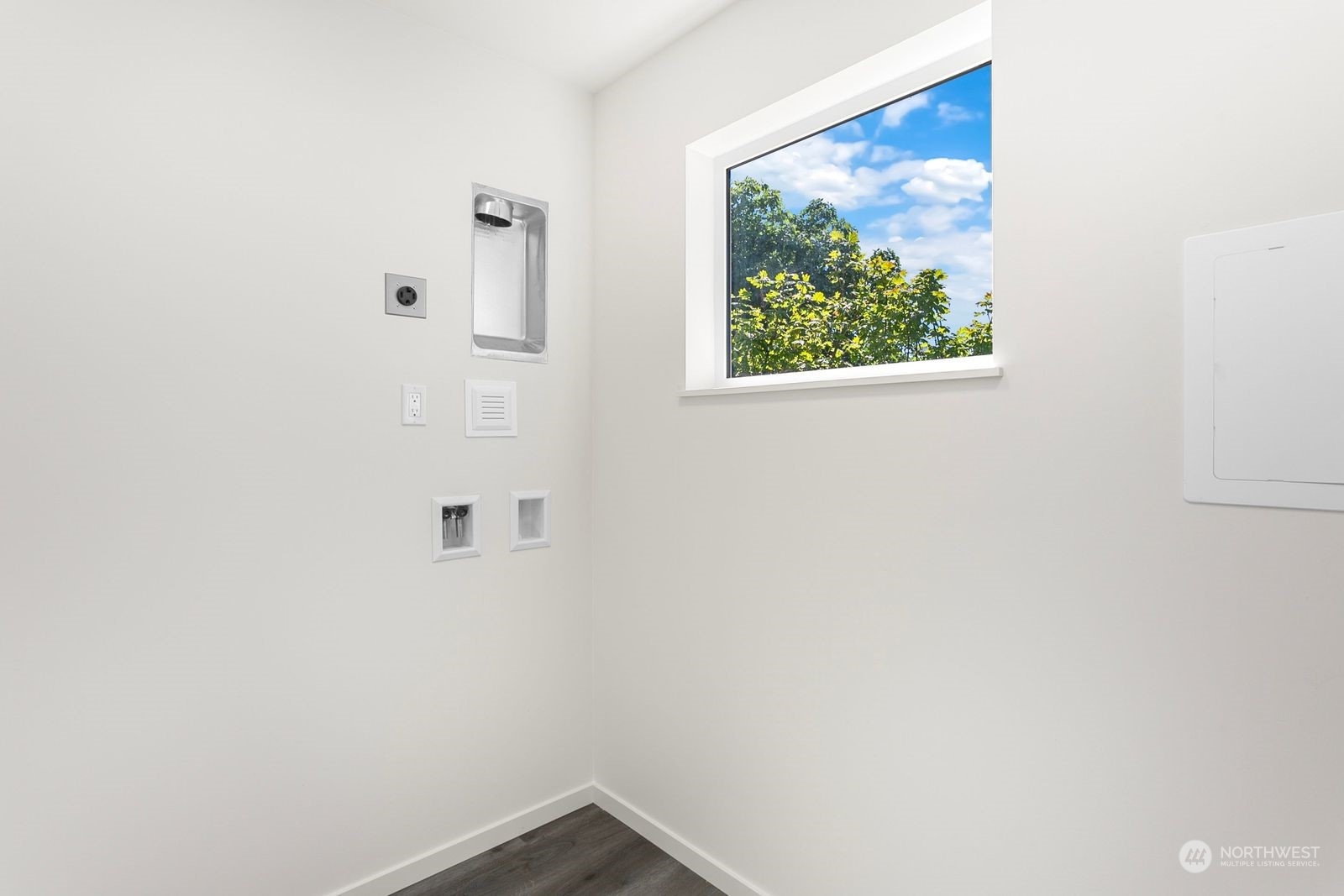 729 South Southern Street Seattle, WA 98108 - Photo 6 of 29 a view of a hallway