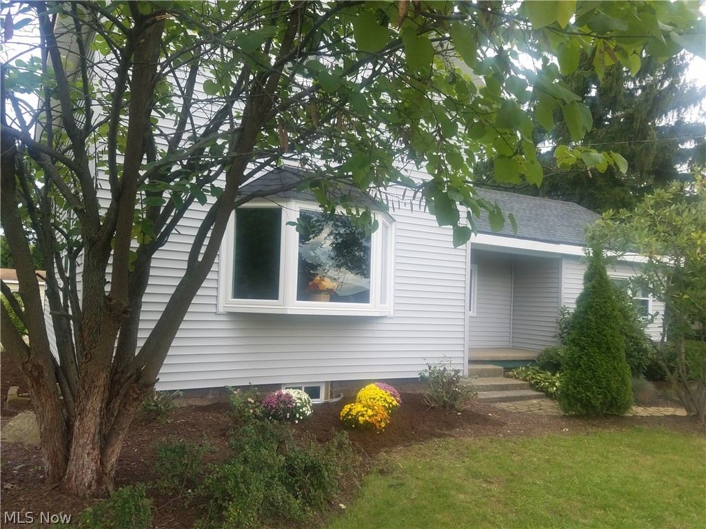 Beautiful New Bay Window to bring in the natural sunlight into the living room.