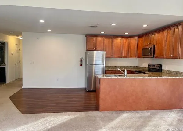 $3,300 | 46 Islip Avenue, Unit 403, Islip, NY 11751