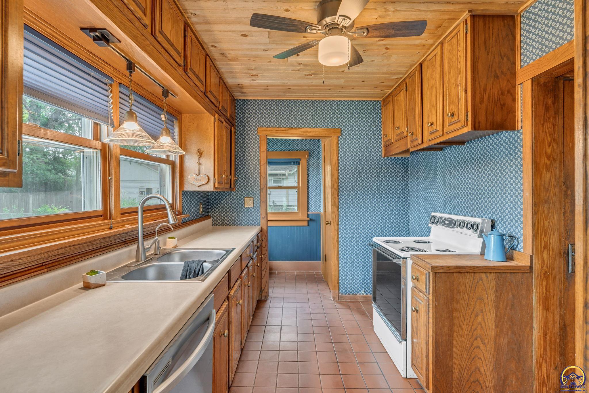 3324 Southwest Front Street Topeka, KS 66606 - Photo 14 of 38