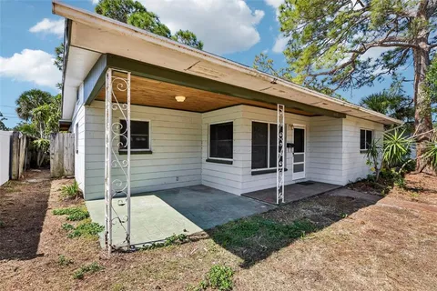 a view of a house with backyard