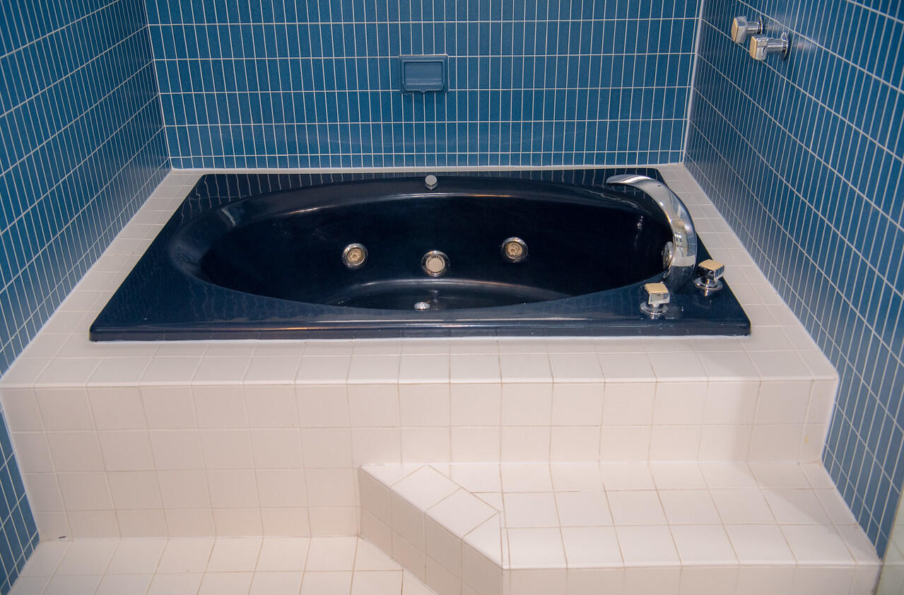 414 Coconut Drive Key Largo, FL 33037 - Photo 21 of 36 a bathroom with a sink