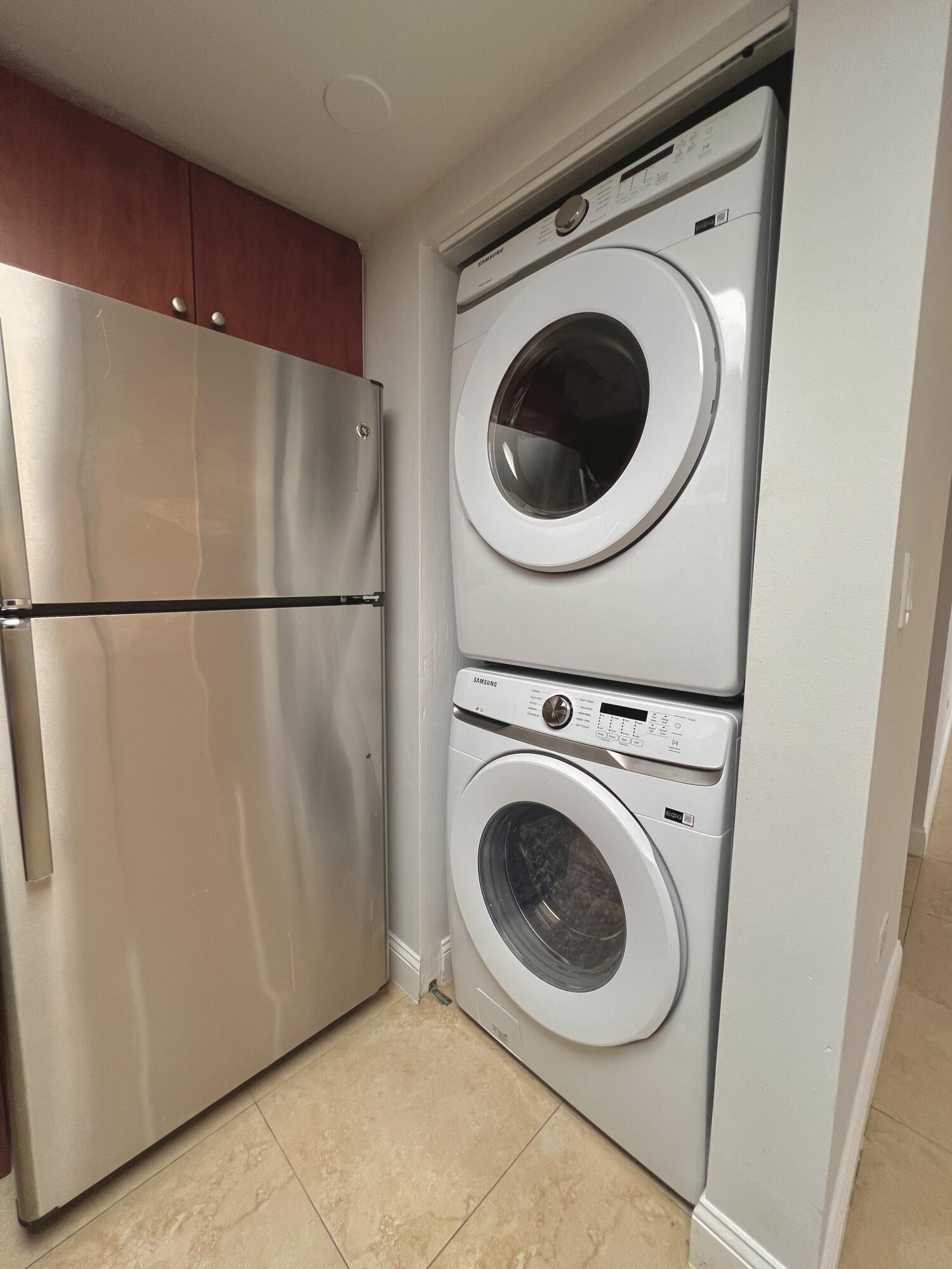414 Coconut Drive Key Largo, FL 33037 - Photo 7 of 36 a utility room with dryer and washer