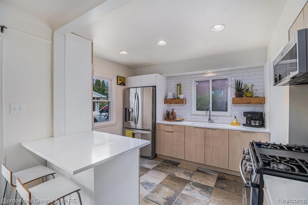 17850 Beverly Road Beverly Hills, MI 48025 - Photo 11 of 40