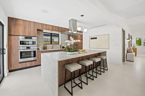 $1,995,000 | 2370 Northeast 195th Street, Miami, FL 33180