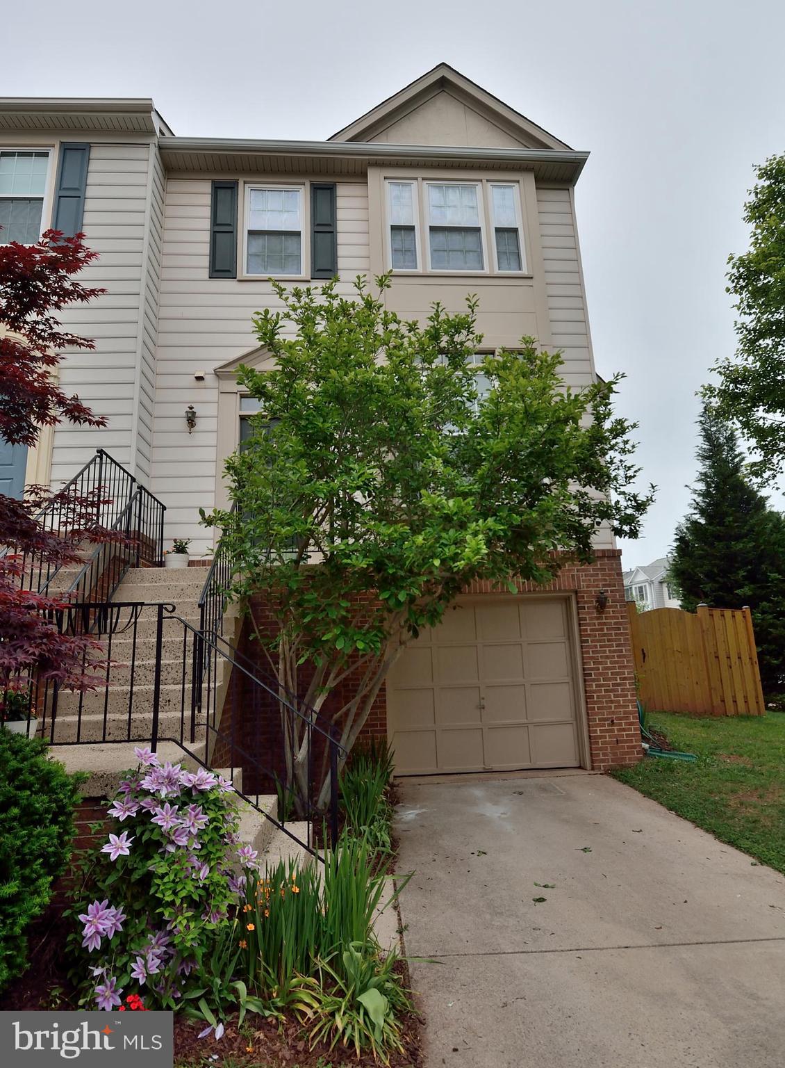 End-unit with fabulous lot!