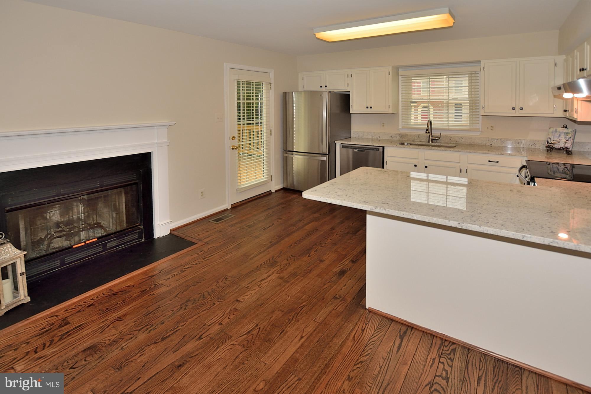 46878 Rabbitrun Terrace Sterling, VA 20164 - Photo 13 of 31 Kitchen with peninsula for seating