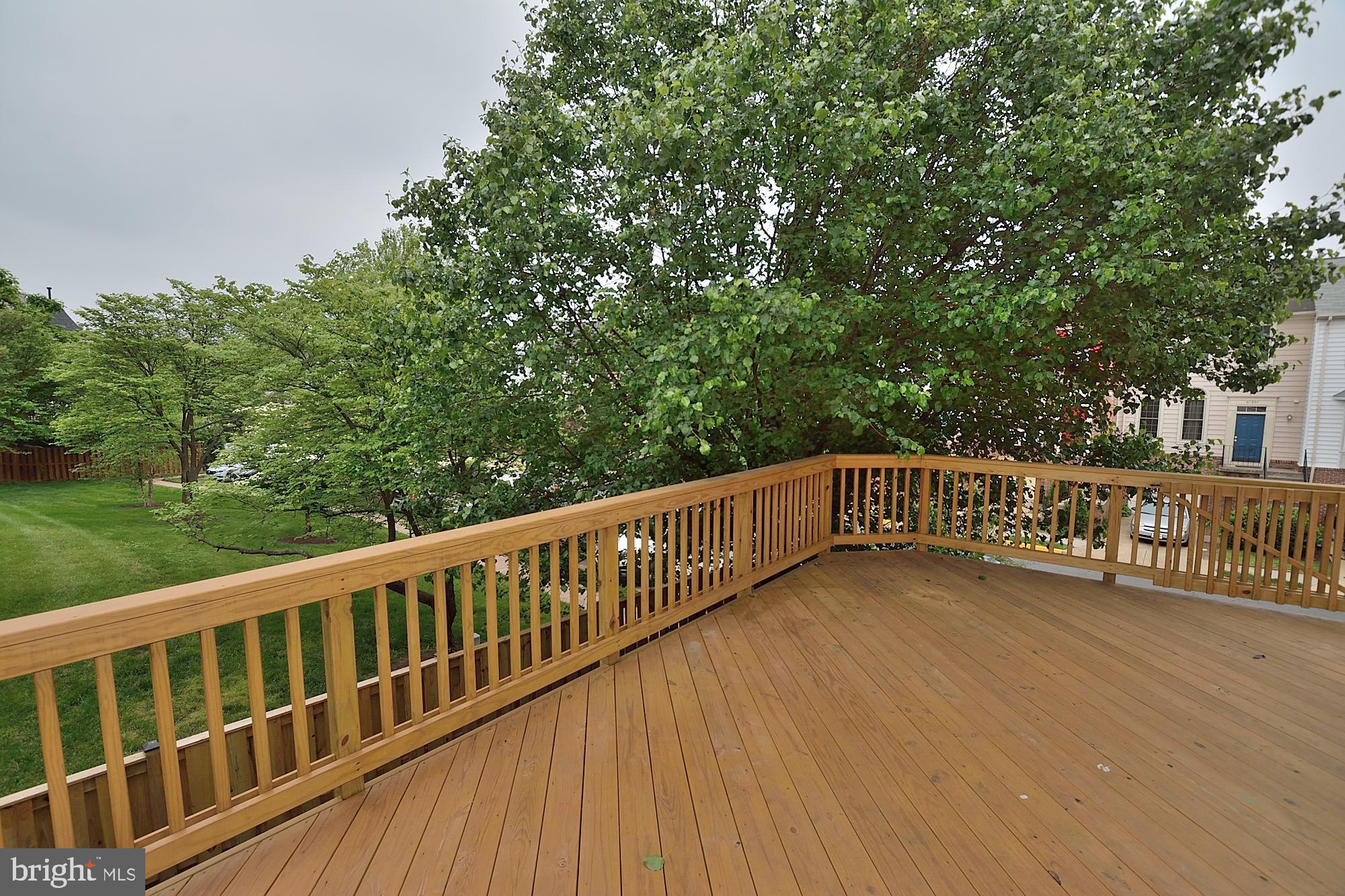46878 Rabbitrun Terrace Sterling, VA 20164 - Photo 15 of 31 HUGE deck off of kitchen, great for entertaining!
