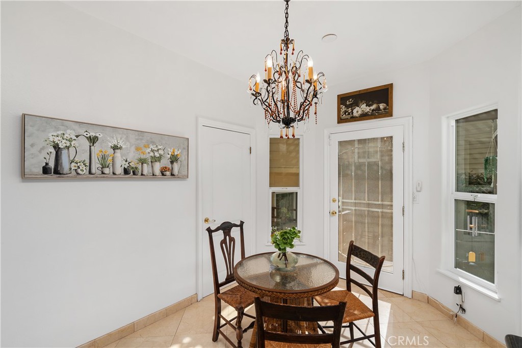 7901 Berger Avenue Playa del Rey, CA 90293 - Photo 18 of 67 Kitchen eating area