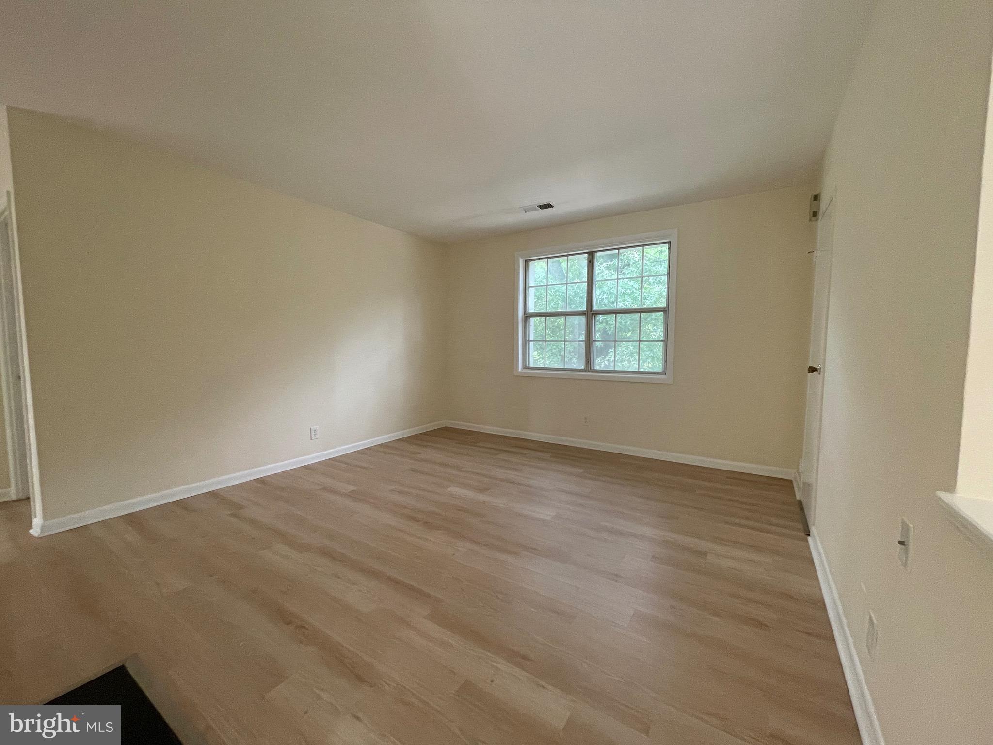 2515 South Walter Reed Drive, Unit D Arlington, VA 22206 - Photo 5 of 10 Spacious living room