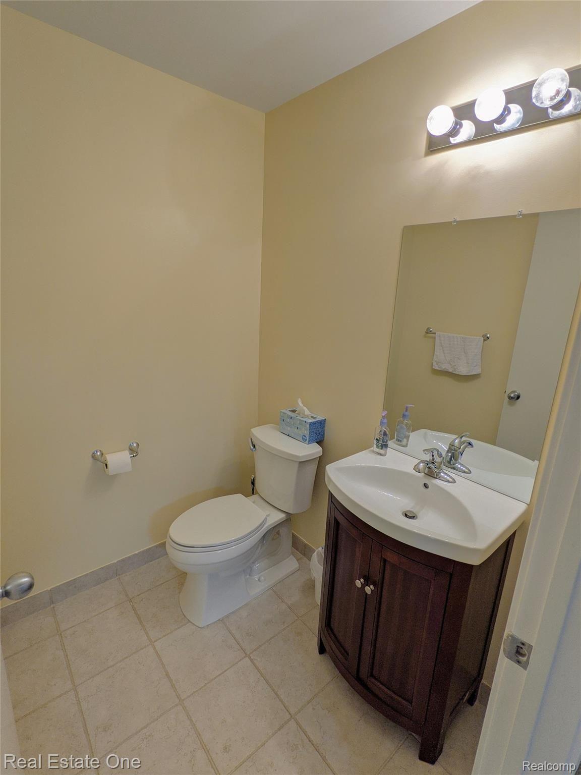 647 Ashley Circle East Rochester, MI 48307 - Photo 18 of 45 PXL_20210121_190046812.jpg