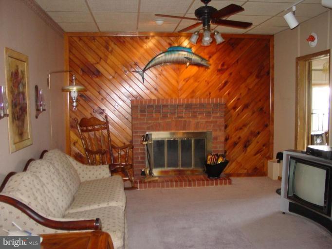 240 Harlem Road Pasadena, MD 21122 - Photo 13 of 24 Living Room