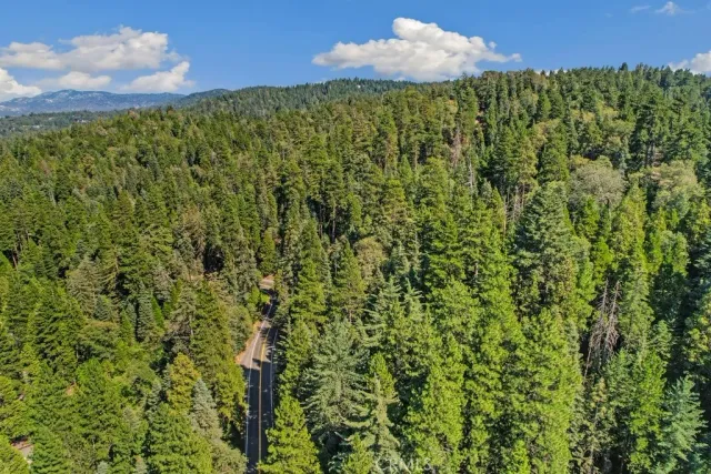a view of a large yard with lots of green space
