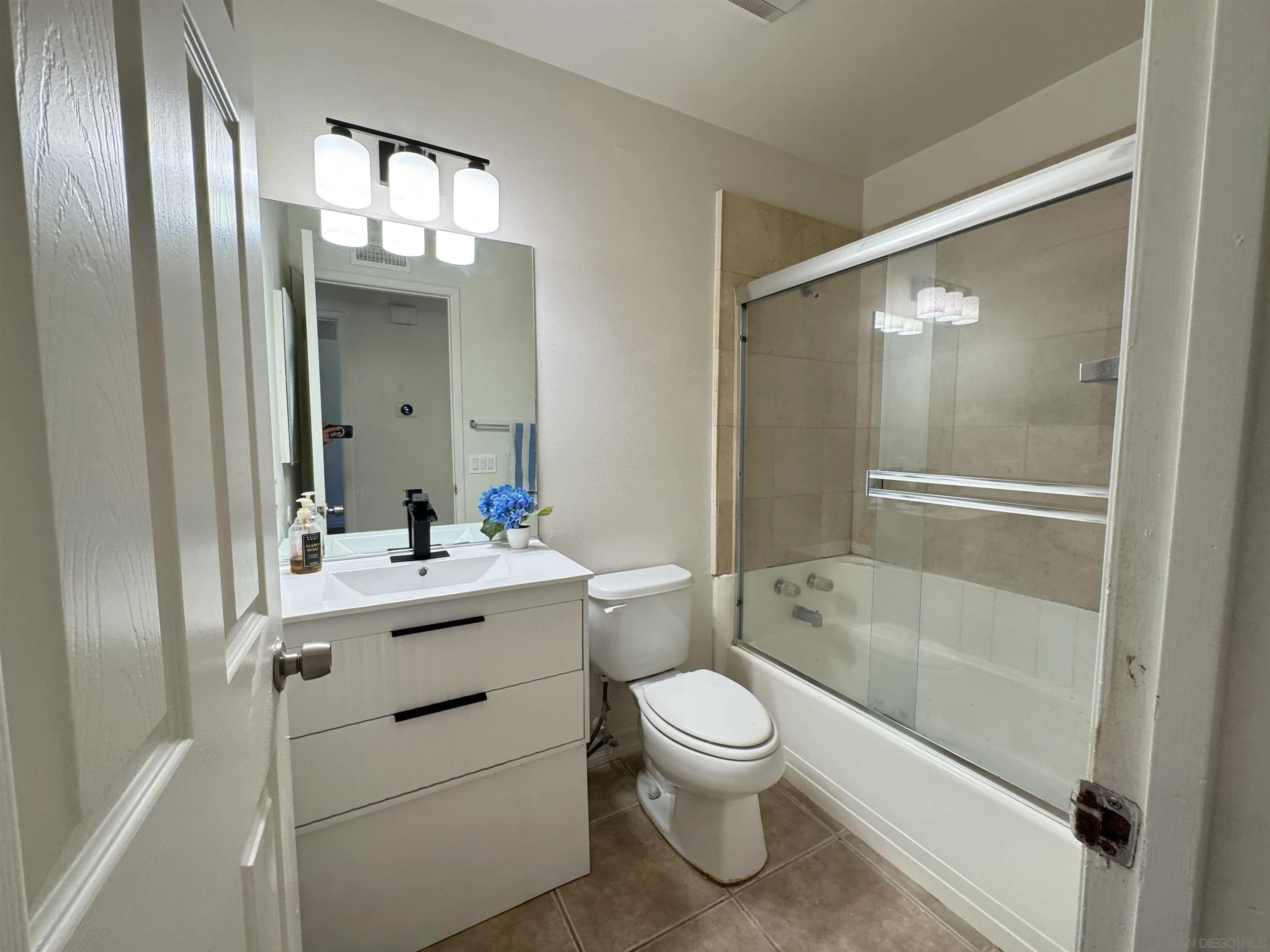 1531 View Pointe Avenue Escondido, CA 92027 - Photo 21 of 41 a bathroom with a bathtub shower sink mirror and toilet