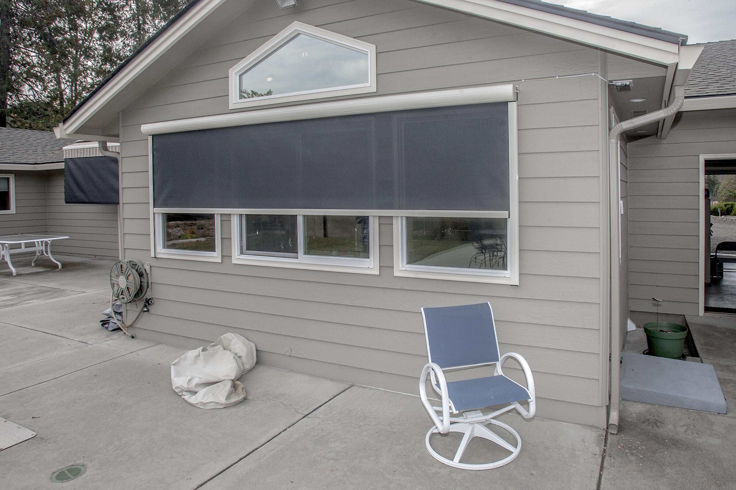 6554 Pioneer Road Medford, OR 97501 - Photo 37 of 50 Kitchen windows with retractable screen with remote