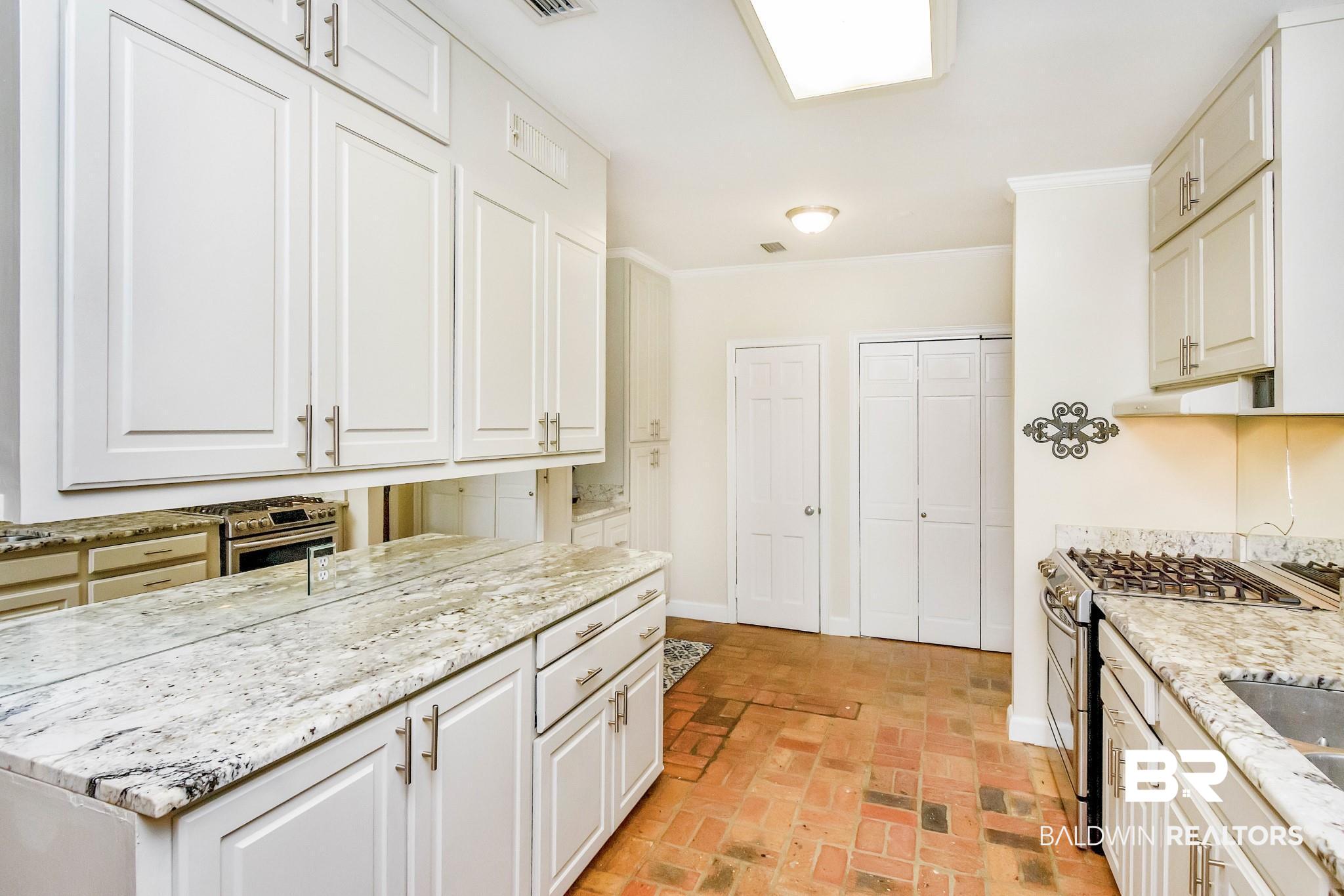 255 Woodlands Avenue Mobile, AL 36607 - Photo 3 of 34