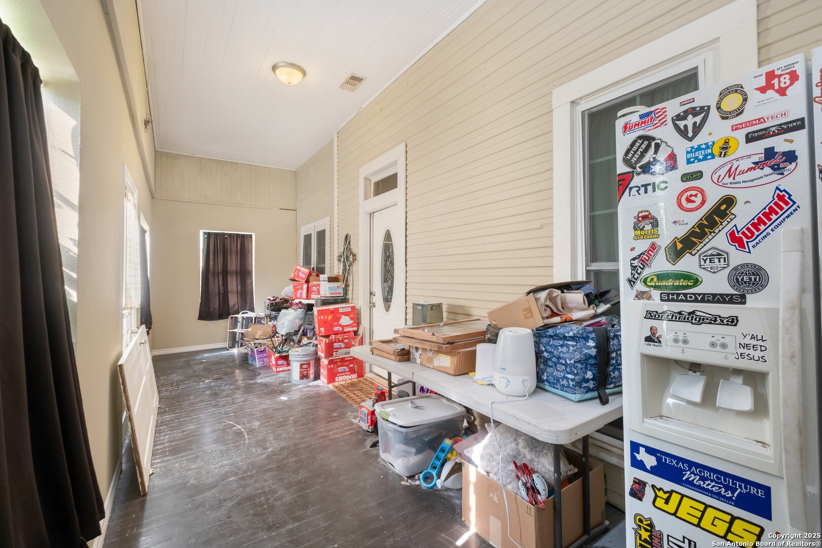 301 Jefferson Drive Devine, TX 78016 - Photo 19 of 29 a room with furniture and musical instruments