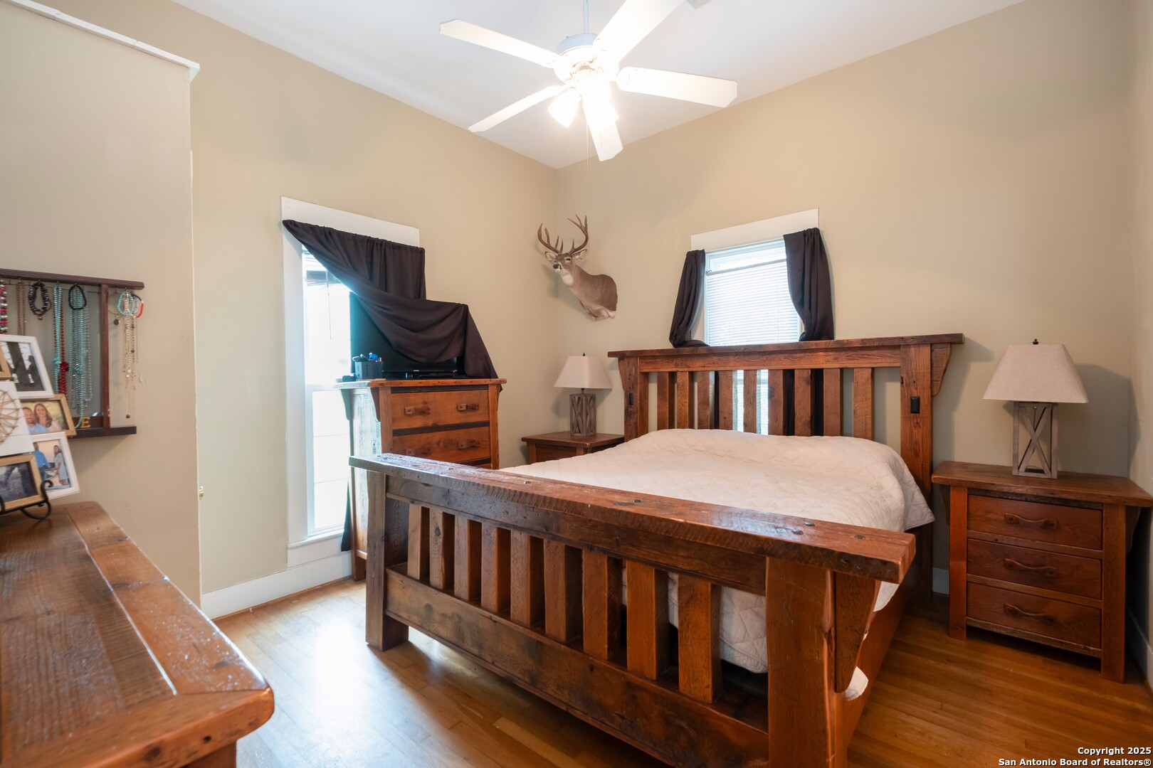 301 Jefferson Drive Devine, TX 78016 - Photo 10 of 29 a bedroom with furniture and a baby crib