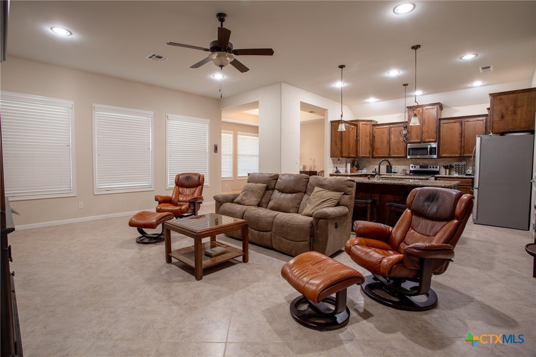 102 Luke Court Victoria, TX 77904 - Photo 6 of 33 a living room with furniture