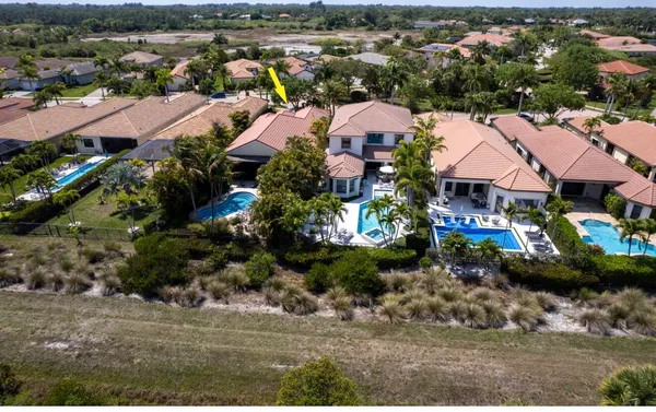 a view of a fountain in front of a building