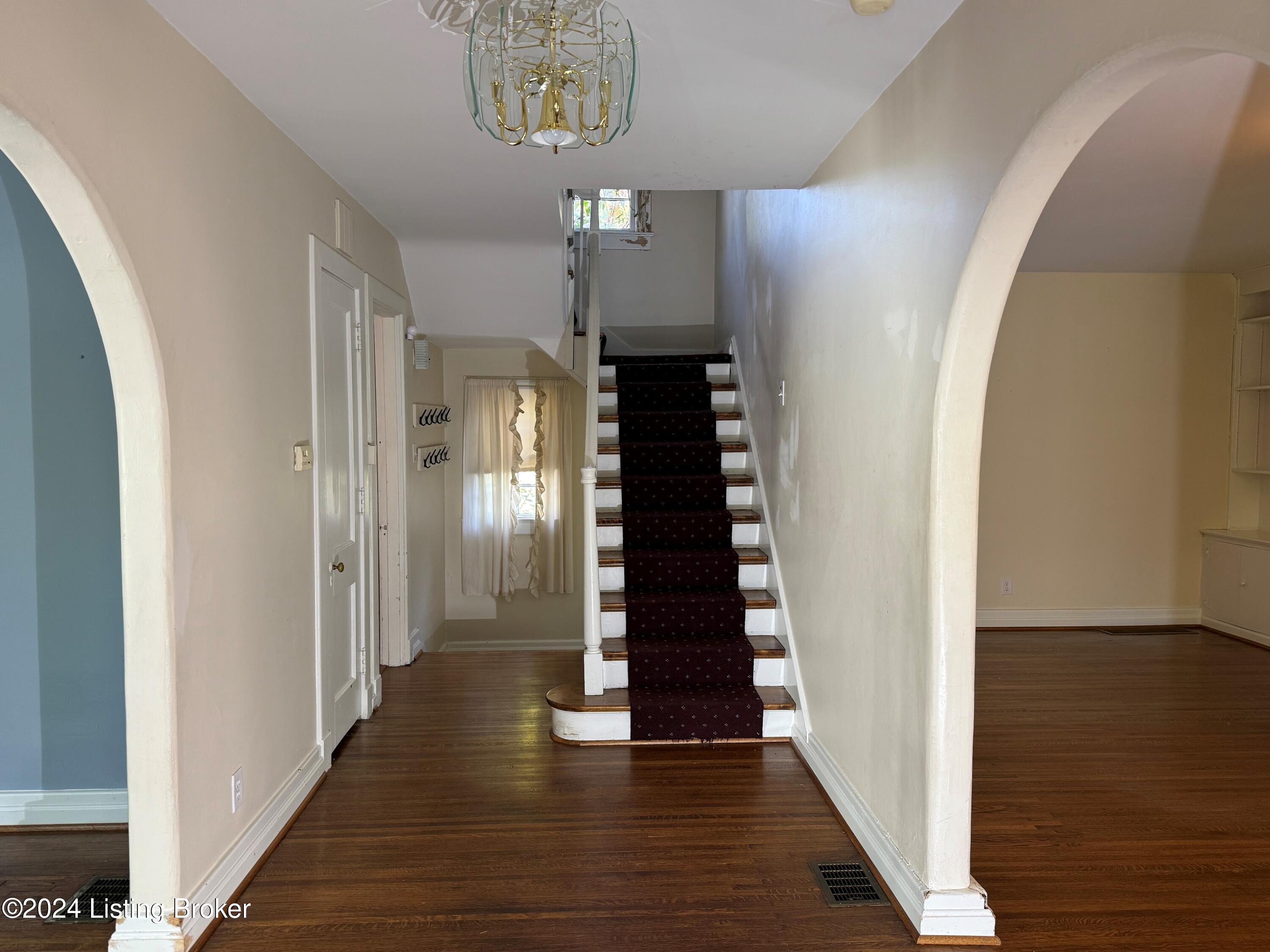 3207 Linnet Road Louisville, KY 40213 - Photo 2 of 26 15-Entry Hall