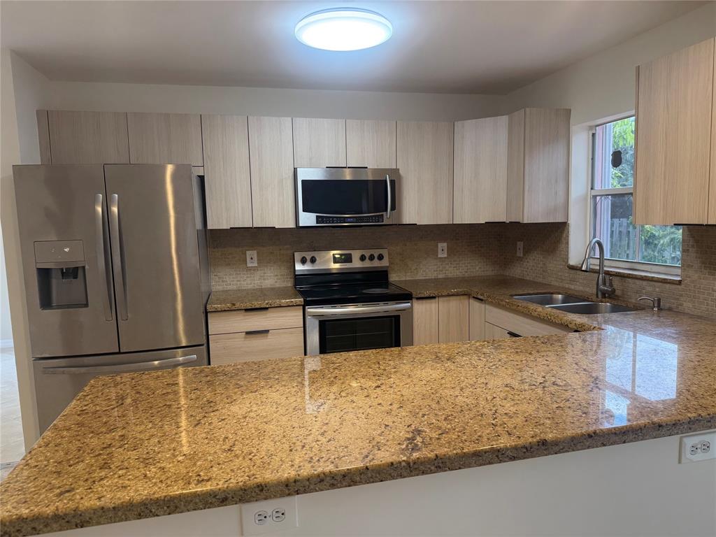 4273 Southwest 84th Terrace Davie, FL 33328 - Photo 9 of 21