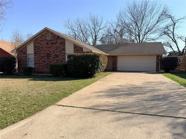 a front view of house with yard
