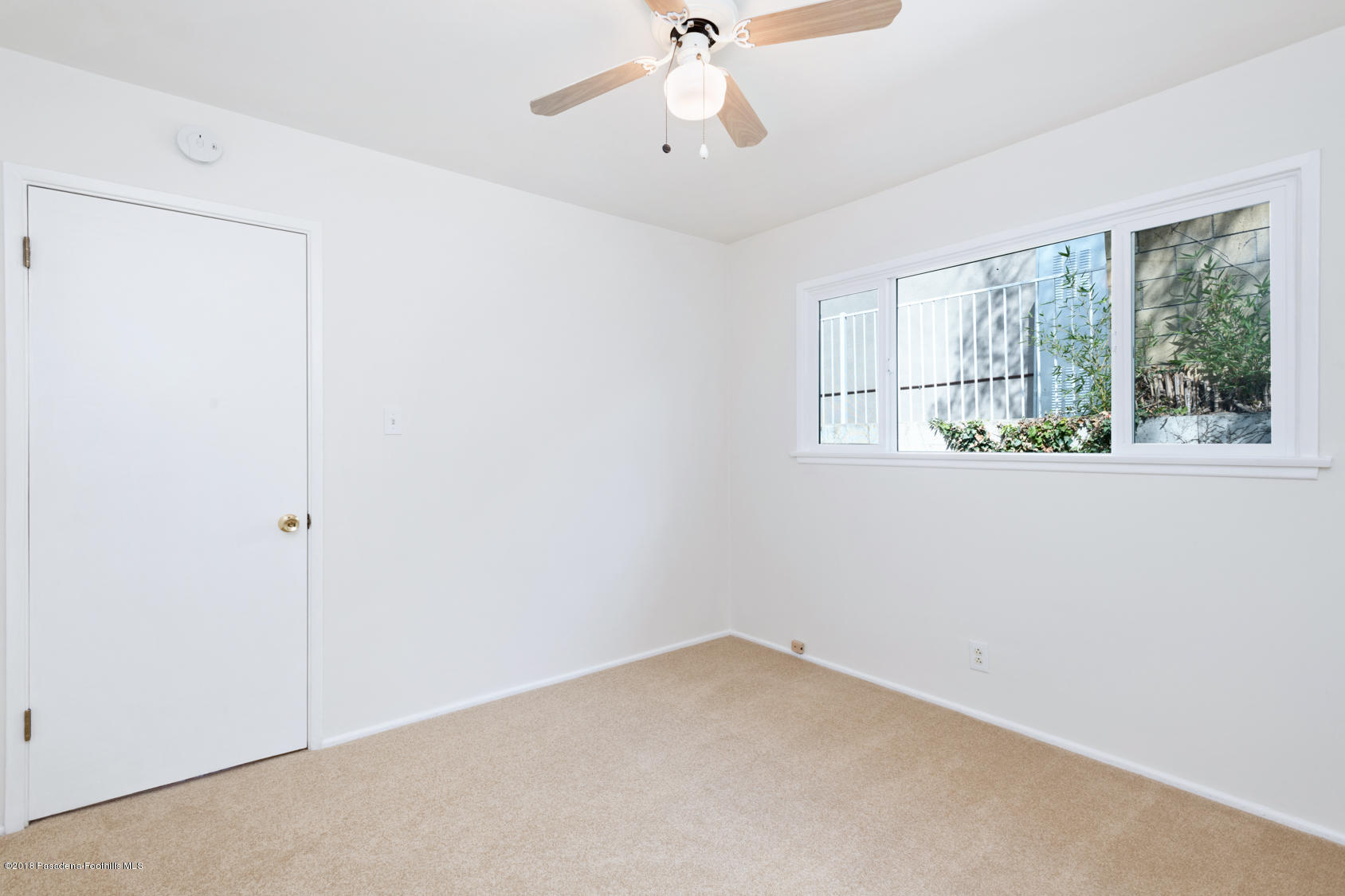 4286 Aralia Road Altadena, CA 91001 - Photo 19 of 22 an empty room with a window