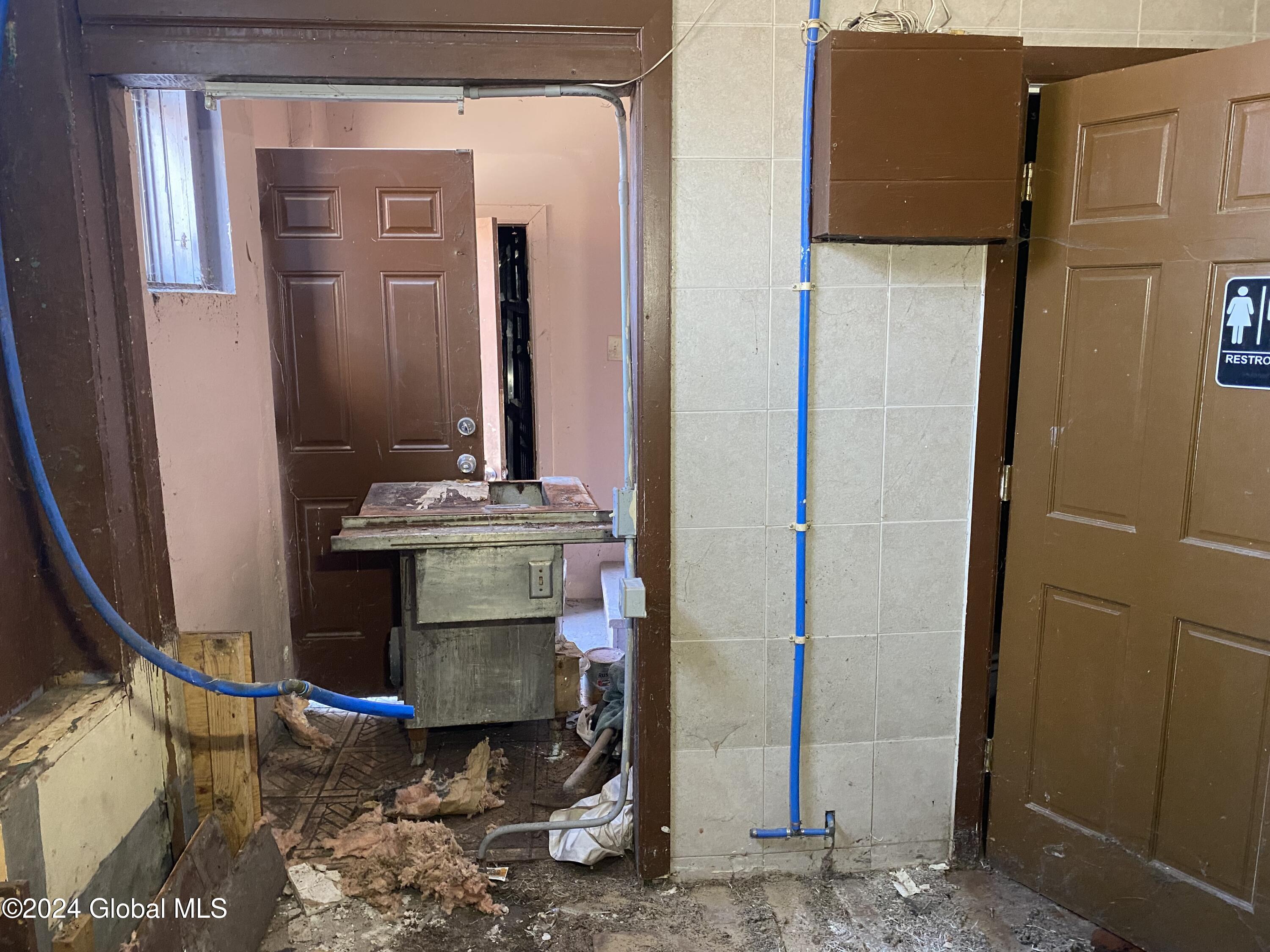 714 Broadway Schenectady, NY 12305 - Photo 5 of 16 IMG_4136