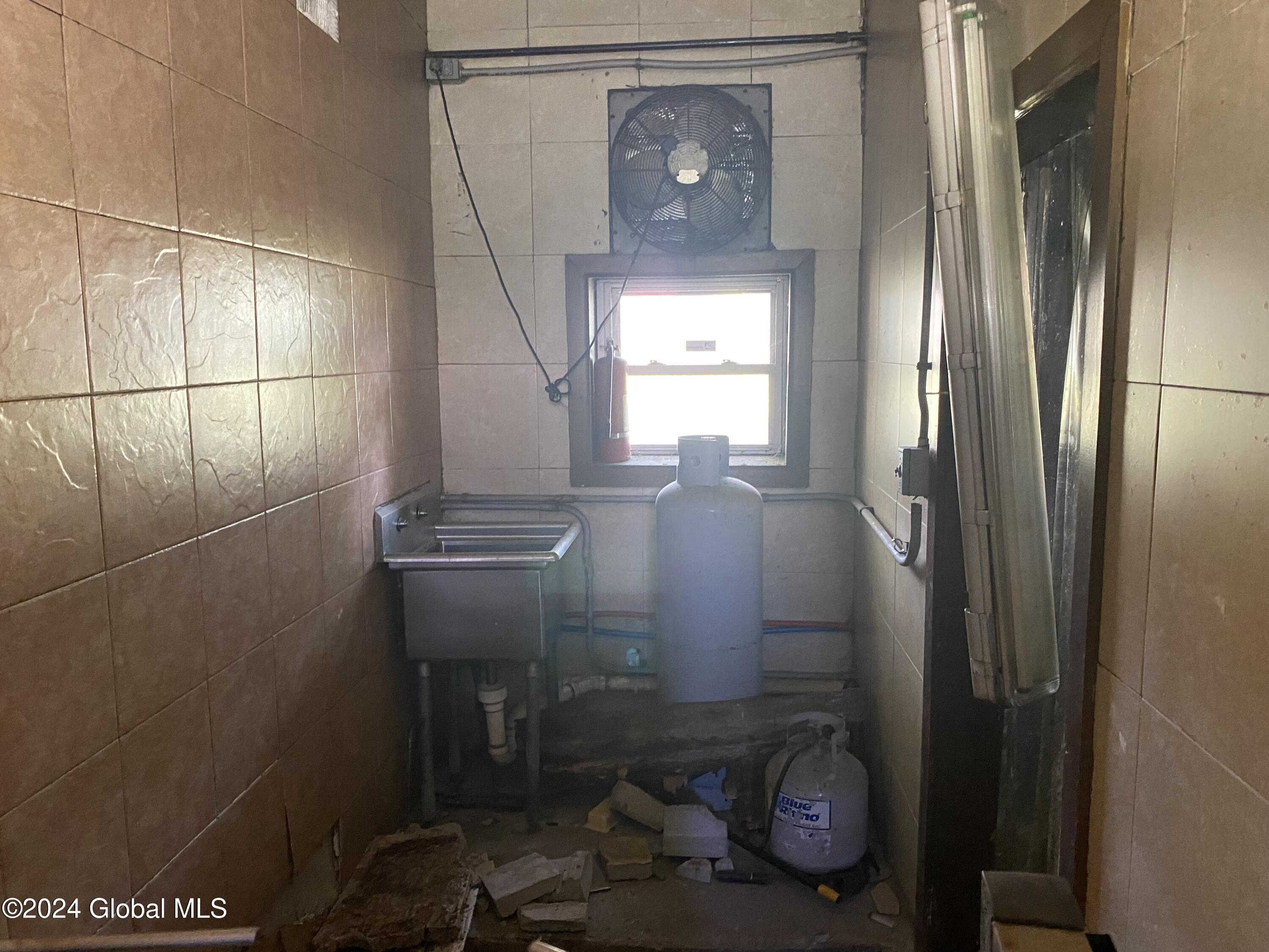 714 Broadway Schenectady, NY 12305 - Photo 7 of 16 IMG_4138