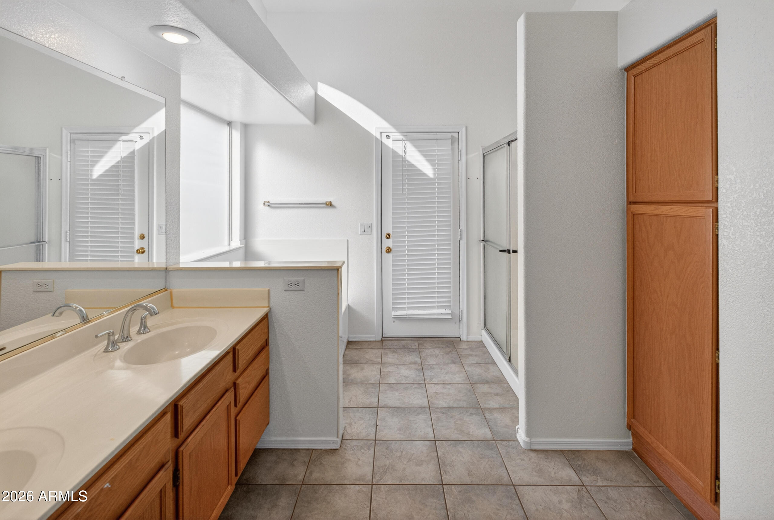8916 West Davis Road Peoria, AZ 85382 - Photo 15 of 34 Primary bathroom
