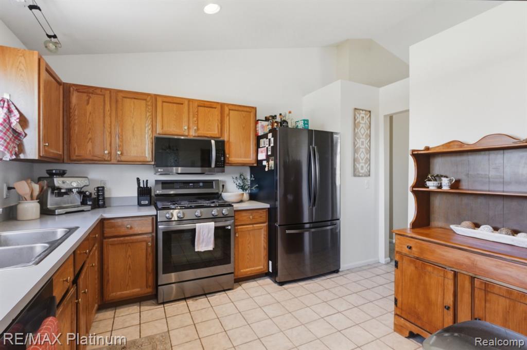1714 Newgate Lane Howell, MI 48843 - Photo 7 of 27