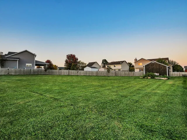 a view of a house with backyard