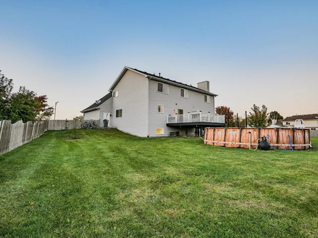 a view of a house with backyard