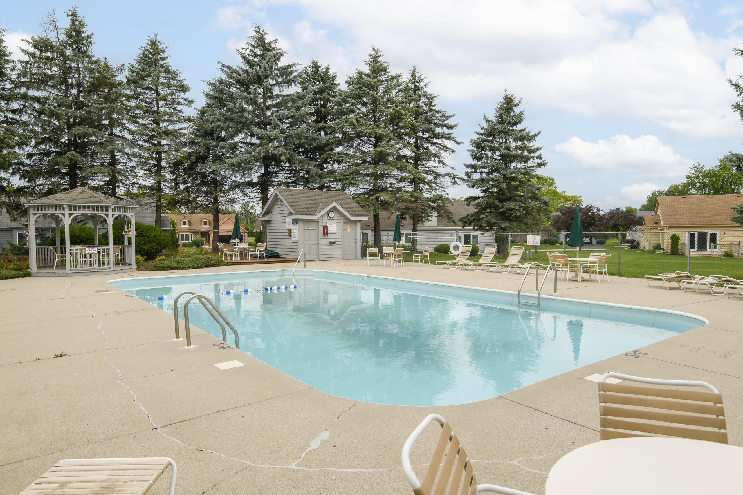 W178N9858 Riversbend Circle East, Unit D95 Germantown, WI 53022 - Photo 26 of 27 2nd Pool