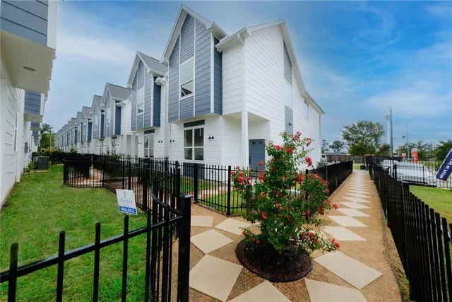 $2,250 | 1570 West Tidwell Road, Houston, TX 77091