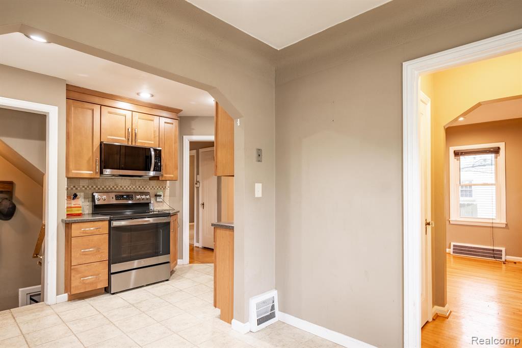 2119 Columbia Road Berkley, MI 48072 - Photo 10 of 39