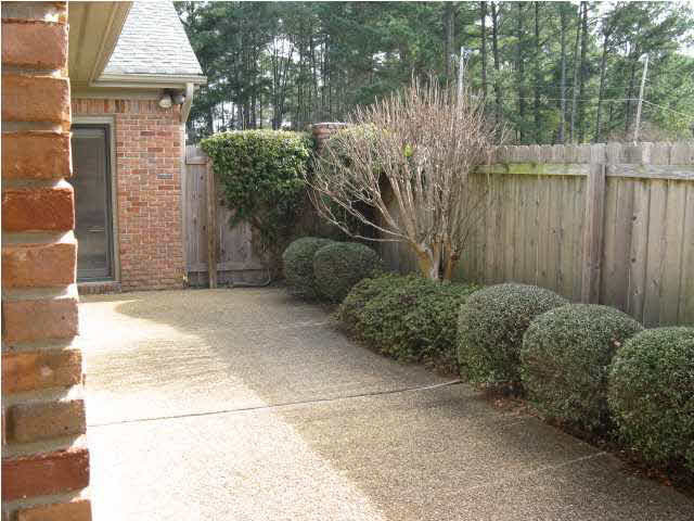 201 Autumn Ridge Drive Jackson, MS 39211 - Photo 14 of 17 Neat, easily maintained landscaping.